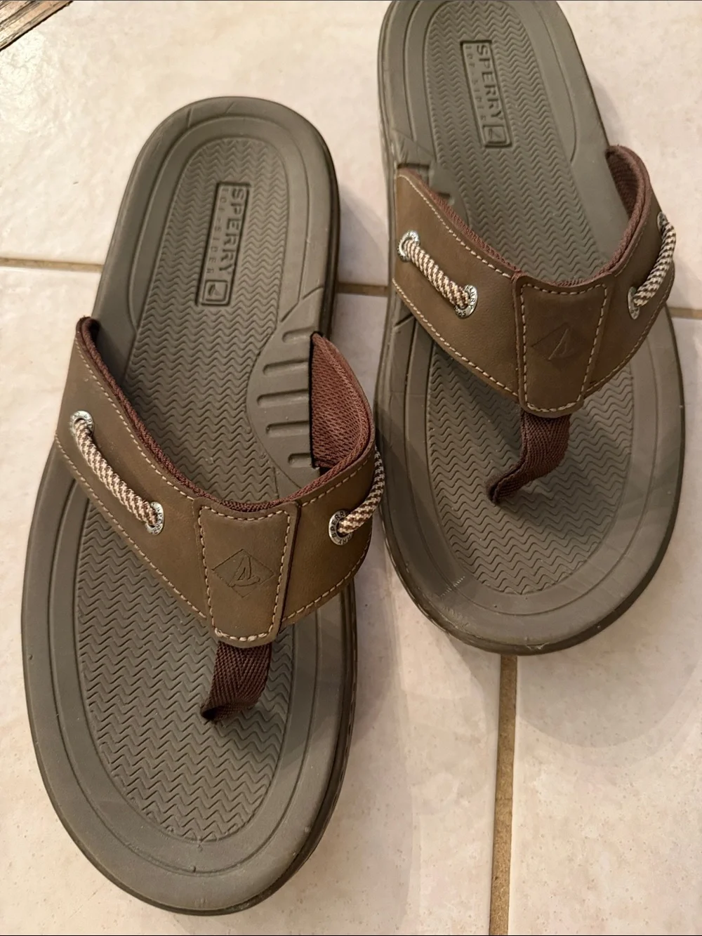 Sperry Men's Brown Leather Flip-Flop Sandals with Rope Accent - Picture 4 of 8
